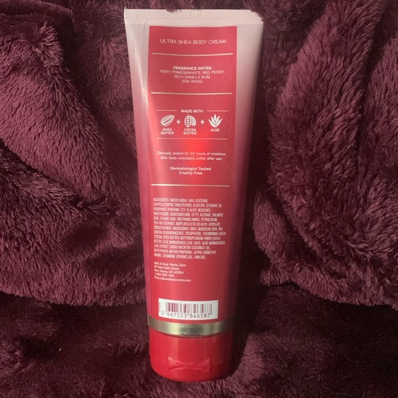 Bath & Body Works Forever Red 24 Hour Moisture Ultra Shea Body Cream 8 oz NEW - Picture 2 of 3